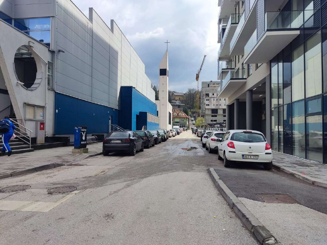 Hercegovačka ulica iz koje se pristupa upravnom dijelu objekta JP ONSA d.o.o. Sarajevo.